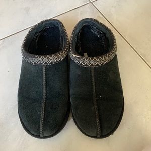 Black ugg slippers size 8